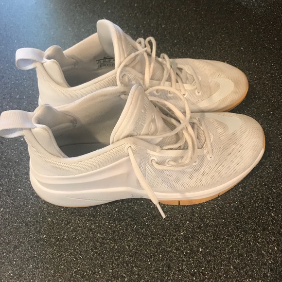 Lebrons basketball shoes - Picture 2 of 5